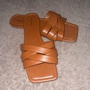 NWOT PrettyLittleThing Sandals Wmns Size 8